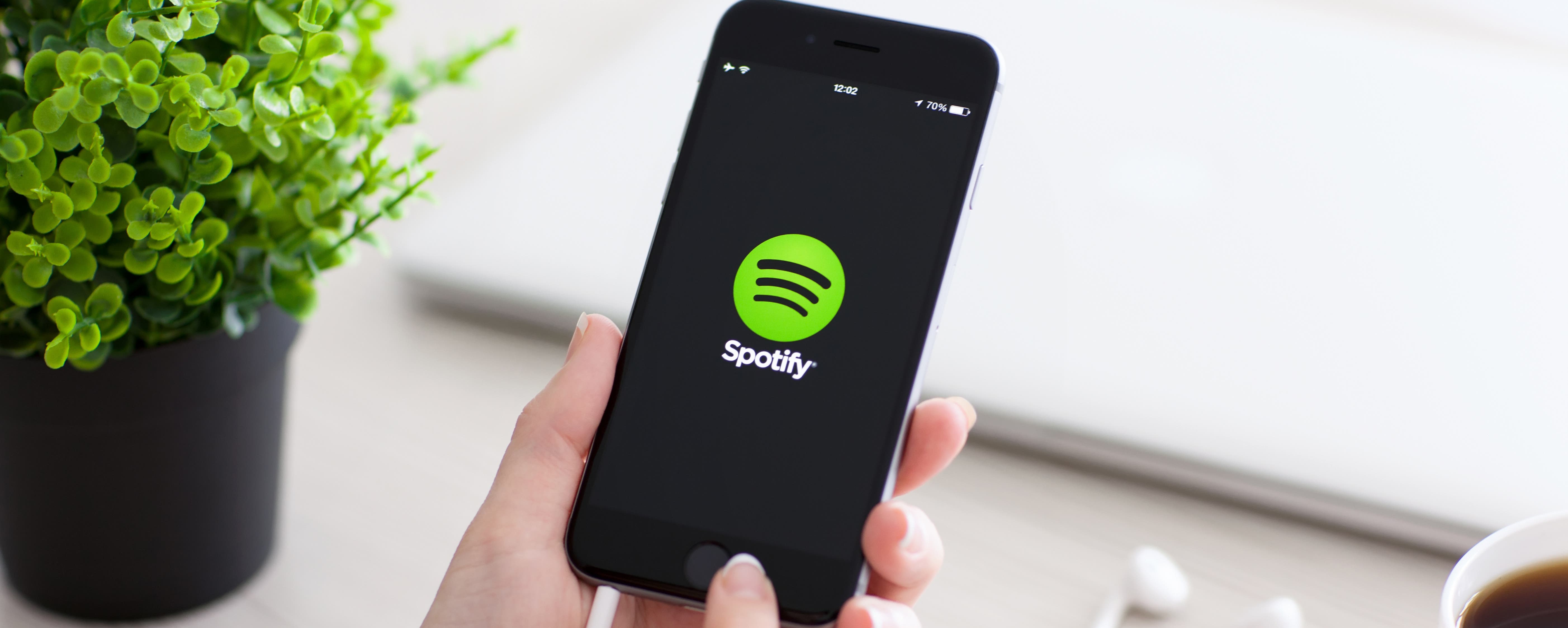 Does the free spotify app use data app